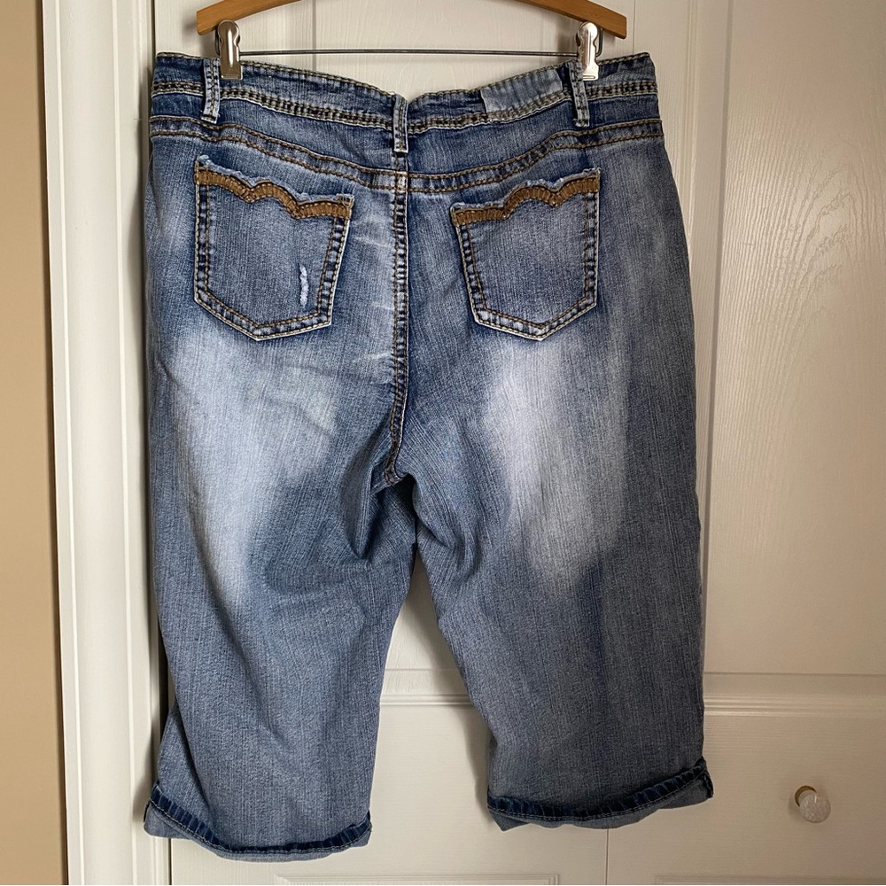 Cato Womens Light Wash Distressed Denim Jean Capri Embroidered 18W Mid Rise